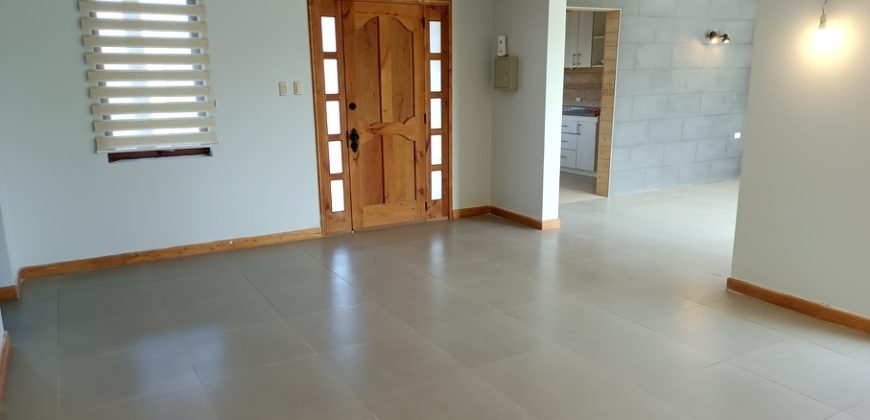 Arriendo hermosa casa.