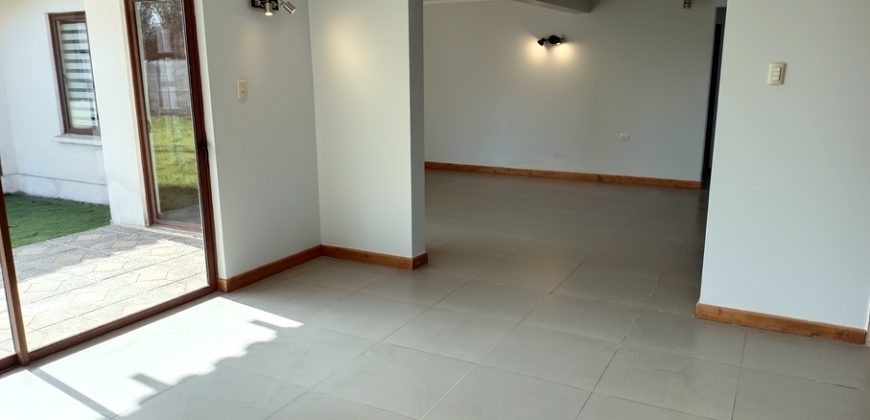 Arriendo hermosa casa.