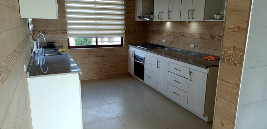Arriendo hermosa casa.