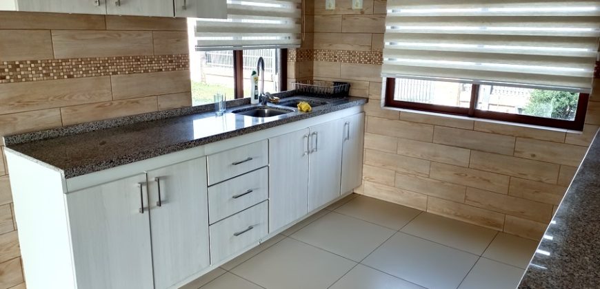 Arriendo hermosa casa.