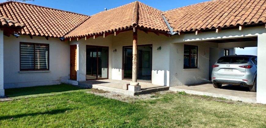 Arriendo hermosa casa.